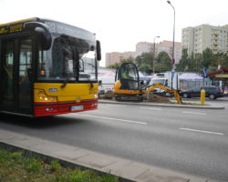 Autobus przejeżdżający ulicą.