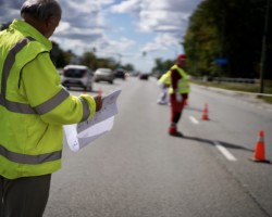 Robotnicy wyznaczający buspas na ulicy Puławskiej.