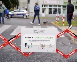 Znak informujący o "Szkolnej Ulicy".