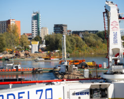 Budowa mostu pieszo-rowerowego na Pragę.