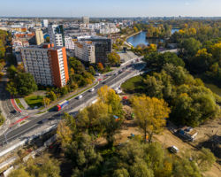 Budowa mostu pieszo-rowerowego na Pragę, widok z drona.