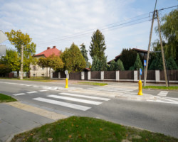 Azyl na przejściu dla pieszych, skrzyżowanie ul. Spisaka i ul. Bodycha.