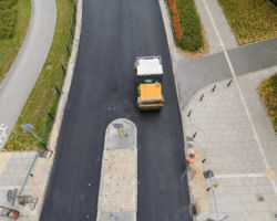 Końcowy etap modernizacji skrzyżowania ulic Saskiej i Egipskiej, widok z drona.