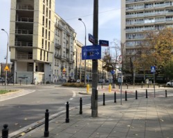 Tablica informująca o wjeździe na parking podziemny.