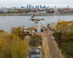 Budowa pierwszej rzecznej podpory mostu pieszo-rowerowego na Pragę.