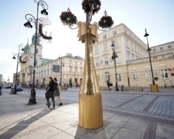 Iluminacja świąteczna na latarni