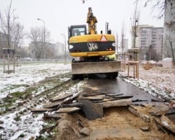 Zrywanie starej, zniszczonej powierzchni chodnika.