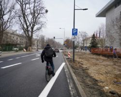 Rowerzysta jadący nową drogą na ulicy Jarzębskiego.