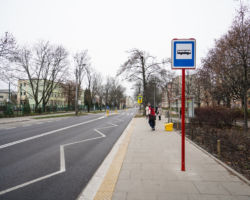 Nowy asfalt i przystanek autobusowy