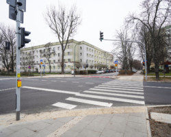 Świeżo odmalowane przejście, sygnalizacja świetlna