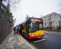 Autobus na przystanku.