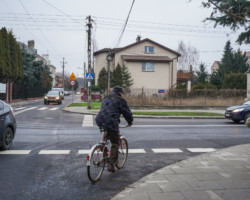 Rowerzysta na skrzyżowaniu.