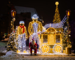 Świąteczna iluminacja na Placu Zamkowym i Krakowskim Przedmieściu.