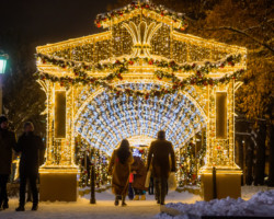 Rodziny podziwiające świąteczną iluminację.