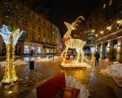 Świąteczna iluminacja na placu Pięciu Rogów.