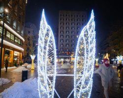 Świąteczna iluminacja na placu Pięciu Rogów.