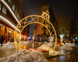 Świąteczna iluminacja na placu Pięciu Rogów.