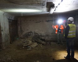 Robotnicy w tunelu na Prostej przed betonowaniem