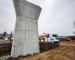 Betonowanie filarów dwóch rzecznych podpór mostu na Pragę