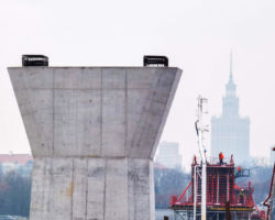 Betonowanie filarów dwóch rzecznych podpór mostu na Pragę