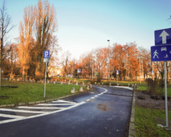 Miejsca parkingowe dla osób niepełnosprawnych na parkingu przy Pomniku Lotnika