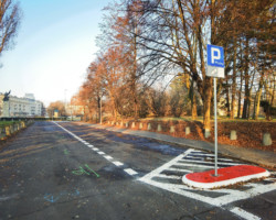 Miejsca parkingowe dla osób niepełnosprawnych na parkingu przy Pomniku Lotnika