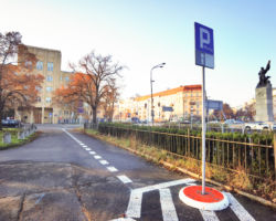 Miejsca parkingowe dla osób niepełnosprawnych na parkingu przy Pomniku Lotnika