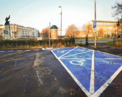 Miejsca parkingowe dla osób niepełnosprawnych na parkingu przy Pomniku Lotnika