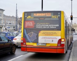 Informacja o Strefie Płatnego Parkowania na autobusie miejskim.