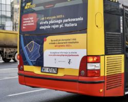 Informacja o Strefie Płatnego Parkowania na autobusie miejskim.