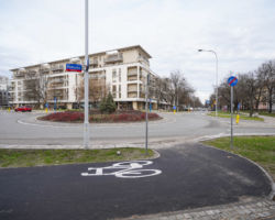 Na zdjęciu widać koniec drogi rowerowej i rondo na ulicy Kłobuckiej