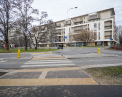 Na zdjęciu widać przejście dla pieszych i blok mieszkalny