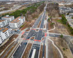 Na zdjęciu widać wyremontowany układ drogowy i budynki