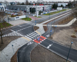 Na zdjęciu widać drogę rowerową, ulice, pasy i budynki