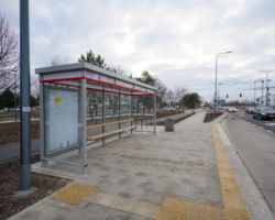 Na zdjęciu widać przystanek autobusowy, chodnik i jezdnię
