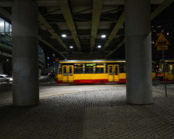 Tramwaj jedzie wzdłuż doświetlonego przejścia na rondzie Starzyńskiego