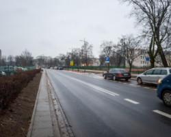 Na zdjęciu widać jezdnię, samochody i chodnik