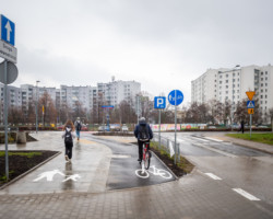 Rowerzysta jedzie wyremontowaną drogą rowerową na ul. Żołnierzy Wyklętych