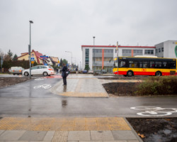 Wyremontowana droga dla rowerów wzdłuż ul. Żołnierzy Wyklętych tuż obok Słonecznej Szkoły Bemowo