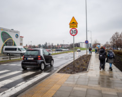 Uczniowie wracają ze szkoły, zmierzają w kierunku przystanku