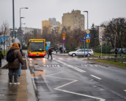 Uczniowie wracają ze szkoły w deszczowy dzień