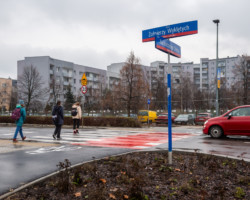 Uczniowie idą świeżo odmalowanym przejściem na ul. Żołnierzy Wyklętych