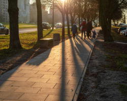 Kobiety i dzieci idą świeżo wyremontowanym chodnikiem na ul. Płaskowickiej