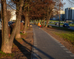 Kobieta idzie świeżo wyremontowanym chodnikiem na ul. Płaskowickiej