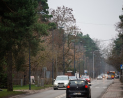 Samochody przejeżdżają ul. Kajki, która zyskała nowe słupy ledowe