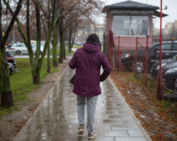 Kobieta spacerująca po nowym chodniku na Bora-Komorowskiego.