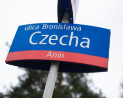 Tablica z nazwą ulicy. Na kilometrowym odcinku ul. Czecha ułożymy ponad 8,5 tys. mkw. nowego asfaltu.