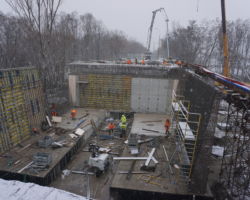 Robotnicy wykonują prace betonowe związane z budową wiaduktu na Marywilskiej