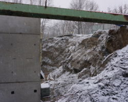 Robotnicy wykonują prace betonowe związane z budową wiaduktu na Marywilskiej podczas opadów śniegu