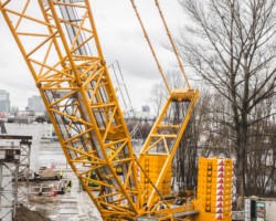 Ogromny stalowy pomarańczowy żuraw w trakcie prac budowlanych